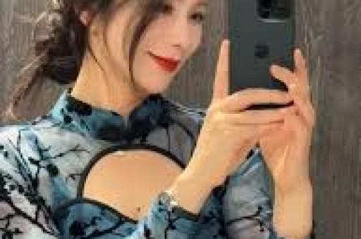 看宋雨琦穿短裙出席活动对长辈90度鞠躬才懂她火都是有原因的